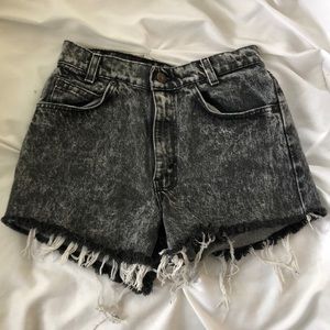 Black light acid wash Levi high waisted shorts!